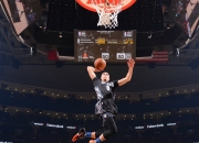 德罗巴重返赛场，比赛局势复杂首场状态出色，美国队观众沸腾！全场沸腾不已